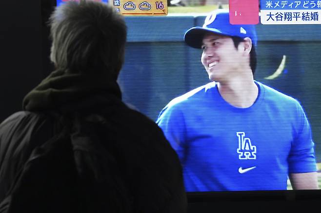 지난달 29일(한국시각) 일본 도쿄의 한 시민이 오타니의 결혼 발표 소식을 TV로 보고 있다. AP연합뉴스