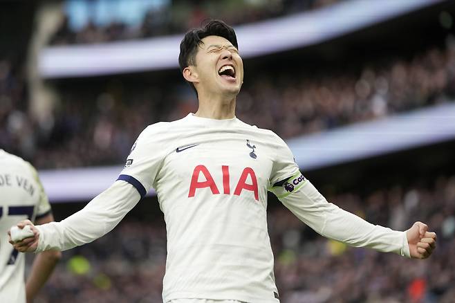 Tottenham's Son Heung-min celebrates scoring his side's third goal during the English Premier League soccer match between Tottenham Hotspur and Crystal Palace at Tottenham Hotspur Stadium in London, Saturday, March 2, 2024.(AP Photo/Kin Cheung)<저작권자(c) 연합뉴스, 무단 전재-재배포, AI 학습 및 활용 금지>