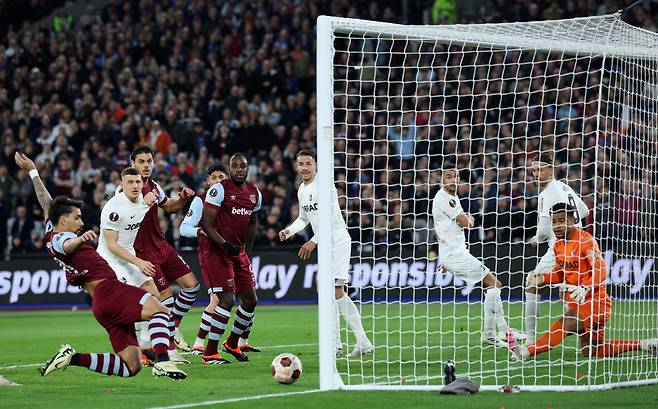 epa11220511 West Ham?s Lucas Paqueta (L) scores the 1-0 goal during the UEFA Europa League Round of 16, second leg soccer match between West Ham United and SC Freiburg, in London, Britain, 14 March 2024.  EPA/ISABEL INFANTES<저작권자(c) 연합뉴스, 무단 전재-재배포, AI 학습 및 활용 금지>