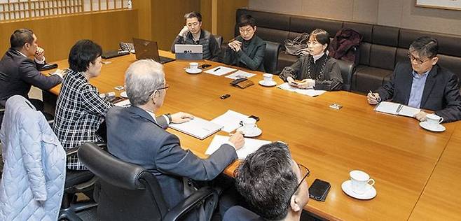 오른쪽부터 시계 반대 방향으로 조중식 부국장, 민세진·김재련·장부승·고산·김별아 위원, 김도연 위원장, 김태수 위원. /김지호 기자