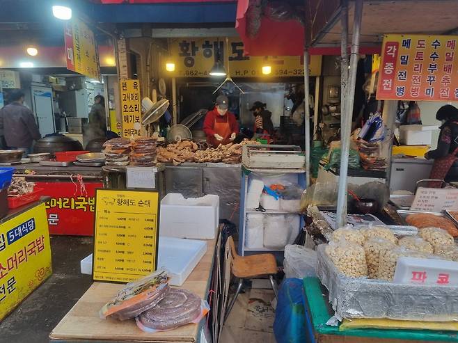 서울 동대문구 제기동 경동시장의 순댓집. 순대 1kg에 4000원이란 저렴한 가격으로 인터넷에서 유명세를 얻었다./최효정 기자