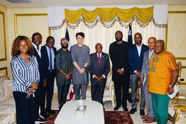 오태림 대표(왼쪽 다섯번째)가 아킨 존스 글루와 디렉터(왼쪽 일곱번째)와 함께 조셉 보아카이 라이베리아 대통령(왼쪽 여섯번째)을 방문해 면담을 진행했다고 밝혔다.ⓒ글루와