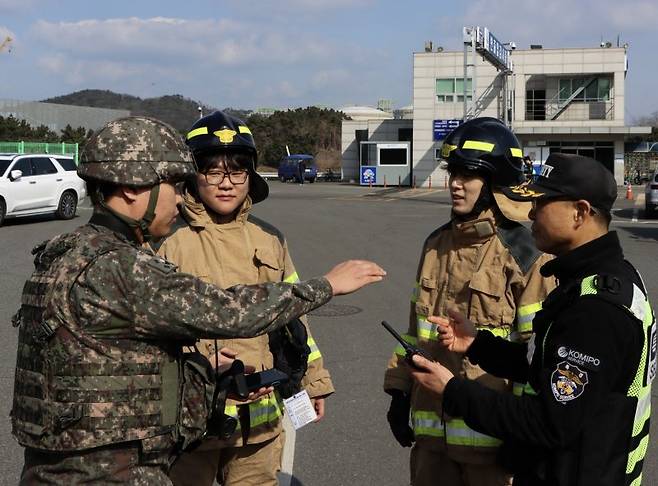 육군 제32보병사단이 7일 FS/TIGER 연습과 연계해 보령화력발전소에서 무인기 공격 및 폭발물 테러 상황에 대비한 통합방위작전 훈련을 하고 있다. 사진=육군 제32보병사단 제공