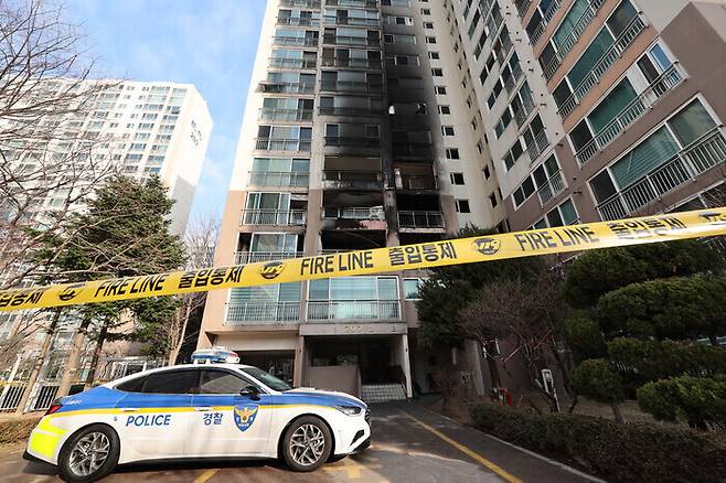 지난해 성탄절 새벽에 화재가 발생해 2명이 숨진 서울 도봉구의 한 아파트에 화마의 흔적이 남아있다. 연합뉴스