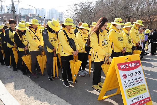 유가족들과 시민들이 안산 단원고등학교 들머리에서 참사 희생자들을 위해 묵념하고 있다. 김혜윤 기자
