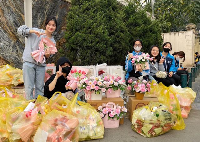 세계 여성의 날인 8일 베트남 하노이 상업대학교에서 학생들이 여학우들에게 나눠줄 꽃을 정리하고 있다. 하노이=허경주 특파원