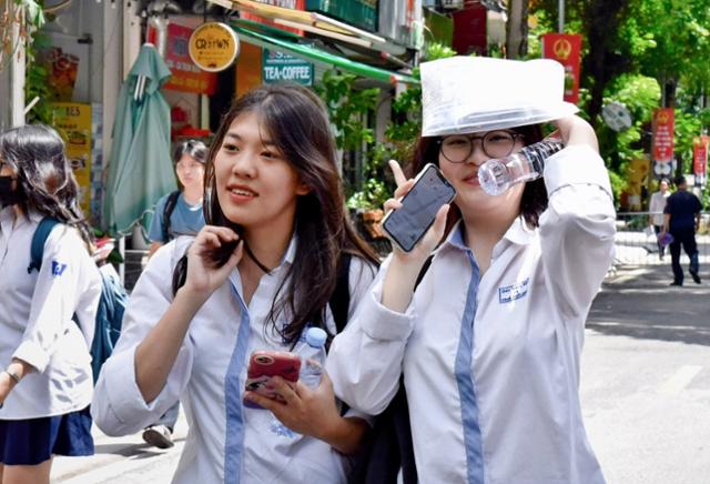 베트남 대입 수능일이던 지난해 7월 1일 수도 하노이의 한 수험장으로 고등학생들이 들어서고 있다. 전문가들은 동남아시아 경제가 빠르게 성장하고 일자리가 늘면서 여성들의 생활 수준과 교육 수준이 늘어난 점도 여성 권리 상승과 성평등에 기여했다고 본다. 하노이=허경주 특파원