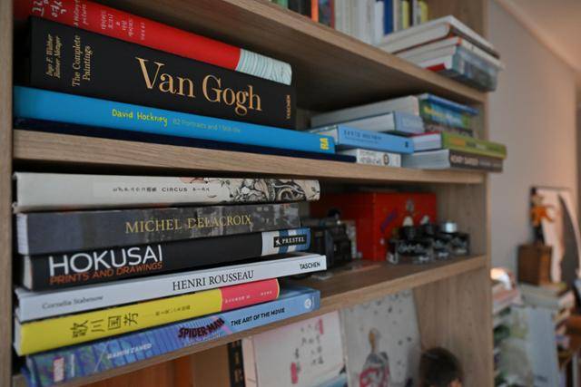 독학으로 그림을 그려나간 반지수 작가. 서재 한편에는 그때의 고투를 증언하는 미술 책이 한가득 있다. 인천=정다빈 기자