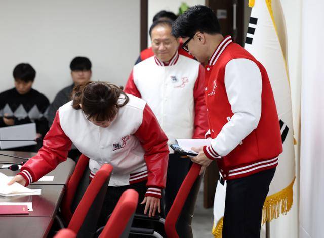 김예지(왼쪽) 국민의힘 의원이 11일 오전 서울 여의도 국민의힘 당사에서 열린 비상대책위원회의에서 한동훈 국민의힘 비상대책위원장이 의자를 빼주자 감사의 인사를 하고 있다. 뉴시스