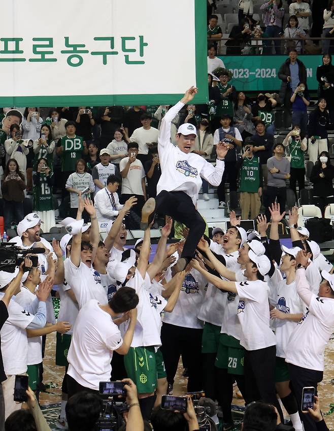 <yonhap photo-4623=""> DB, 6년 만의 정규시즌 1위 (원주=연합뉴스) 양지웅 기자 = 14일 오후 강원 원주종합체육관에서 열린 2023-2024 KBL 프로농구 원주 DB와 수원 kt의 경기. DB 선수들이 kt를 107대 103로 꺾고 정규시즌 1위를 확정한 뒤 김주성 감독에게 헹가래를 하고 있다. DB는 이날 승리로 2017-2018시즌 이후 6년 만에 정규리그 1위 자리에 올랐다. 2024.3.14 yangdoo@yna.co.kr/2024-03-14 21:31:09/ <저작권자 ⓒ 1980-2024 ㈜연합뉴스. 무단 전재 재배포 금지, AI 학습 및 활용 금지></yonhap>