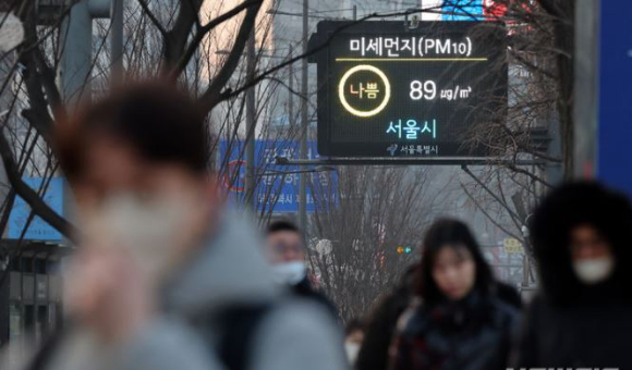 금요일인 15일은 전국이 맑은 가운데 낮 기온이 20도 안팎으로 포근하겠다. 서울 전지역의 미세먼지가 나쁨 수준을 보이고 있는 지난 12일 서울 중구 서울시청 인근 전광판에 미세먼지 농도가 보이고 있다. [사진=뉴시스]