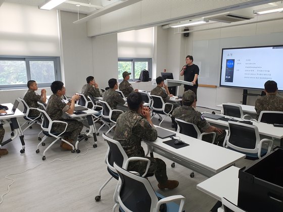 지난해 7월 군 장병들이 강원대의 '열린군대 창업교육' 프로그램에 참여해 수강하고 있는 모습. 사진 강원대