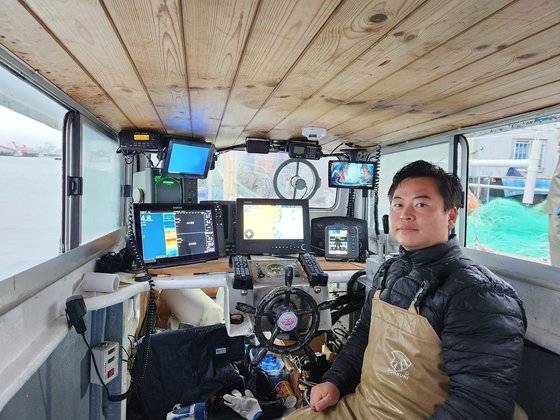 지난달 19일 강원도 강릉 주문진항에서 만난 아이티호 선장 권세만(41)씨. 박진호 기자