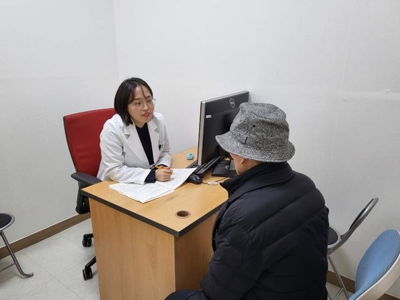 서울 강서치매안심센터에서 윤모(84)씨가 치매선별검사를 받고 있다. 강서치매안심센터 제공