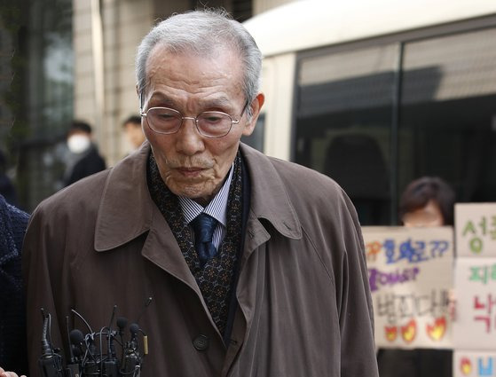 강제추행 혐의로 기소된 배우 오영수(79·본명 오세강)가 15일 오후 경기 수원지방법원 성남지원에서 열린 선고 공판을 마친 뒤 법정을 나서고 있다. 뉴스1