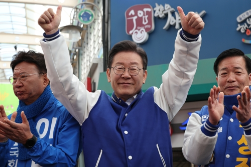 15일 오전 울산 남구 수암시장을 방문한 이재명 더불어민주당 대표가 엄지손가락을 들어 보이고 있다. 연합뉴스