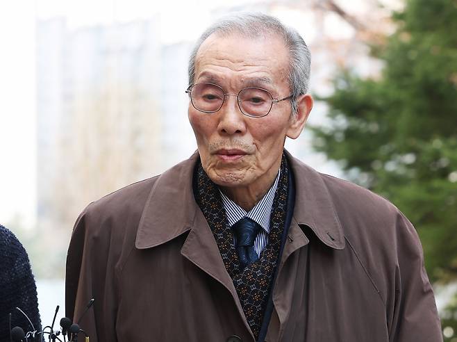 Actor O Yeong-su arrives at the Seongnam branch of the Suwon District Court to attend a hearing for his alleged sexual misconduct on Friday. (Yonhap)