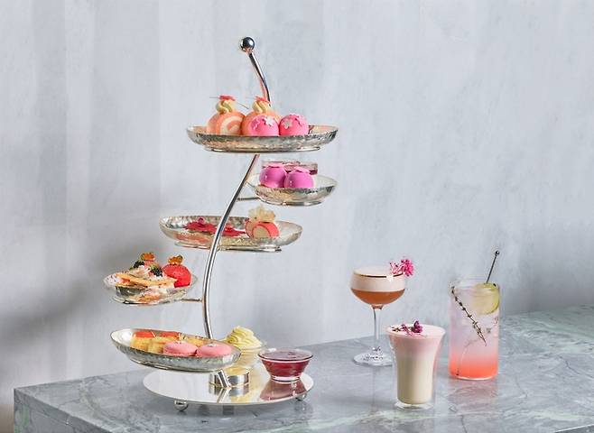 그랜드 하얏트 제주는 미쉐린 3스타 레스토랑 출신 파티시에가 만든 벚꽃 테마 디저트를 판매한다. / 사진=롯데관광개발