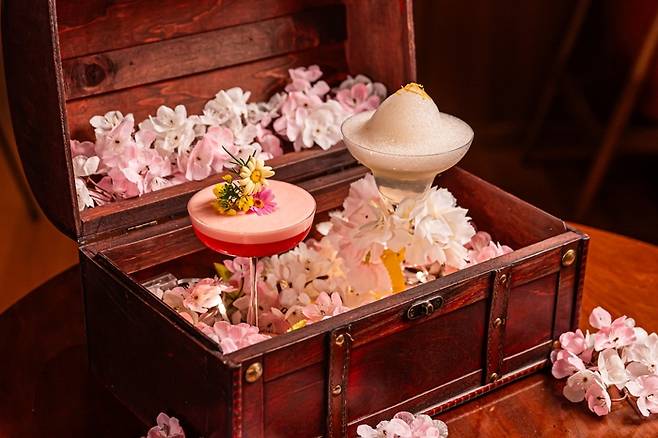 아난티 앳 강남의 살롱 드 모비딕에서 봄 시즌 스페셜 칵테일을 선보인다 / 사진=아난티