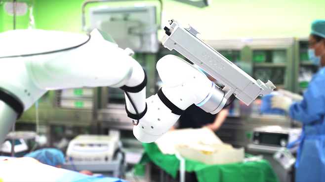 최근 대구 구병원에서 진행된 담낭 절제 수술 현장에서 활용된 두산로보틱스의 ‘복강경 수술 보조 솔루션’ [사진 제공 = 두산로보틱스]