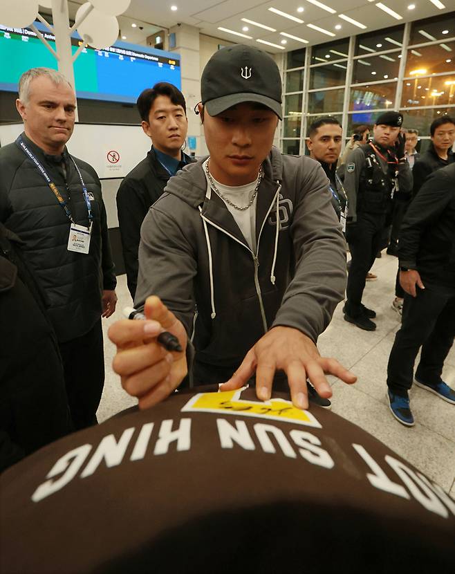 샌디에이고 파드리스의 김하성이 15일 인천국제공항 제1여객터미널로 입국하며 사인을 하고 있다. [사진 출처 = 연합뉴스]