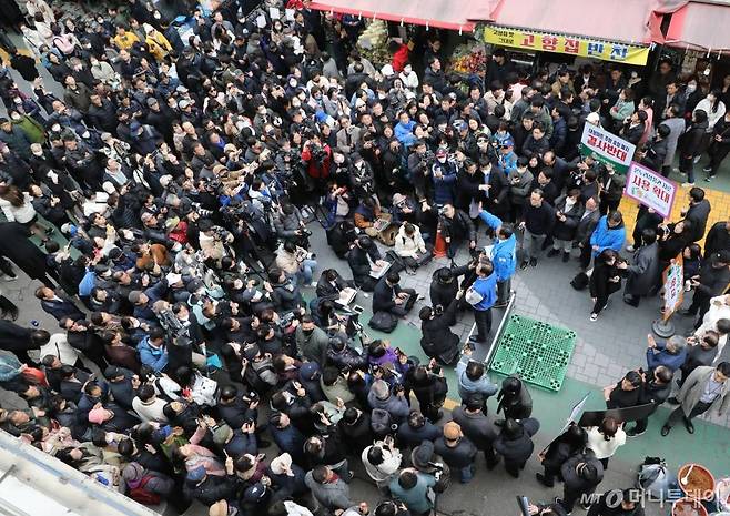 6일 양천구 목동깨비시장을 방문한 황 후보와 이재명 대표/사진=뉴시스