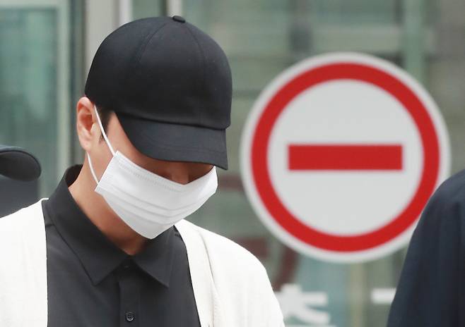 음주운전 측정 거부 혐의를 받는 그룹 신화 멤버 신혜성에 대한 항소심이 진행된다. 사진은 지난해 4월 서울 동부지방법원에서 열린 1차 공판을 마친 뒤 법원을 나선 그룹 신화 멤버 신혜성. /사진=머니투데이