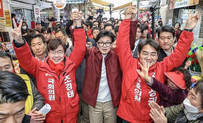 한동훈 국민의힘 비상대책위원장이 14일 오후 부산 사하구 괴정골목시장을 찾아 이성권, 조경태 후보 지지를 호소하고 있다. [연합]