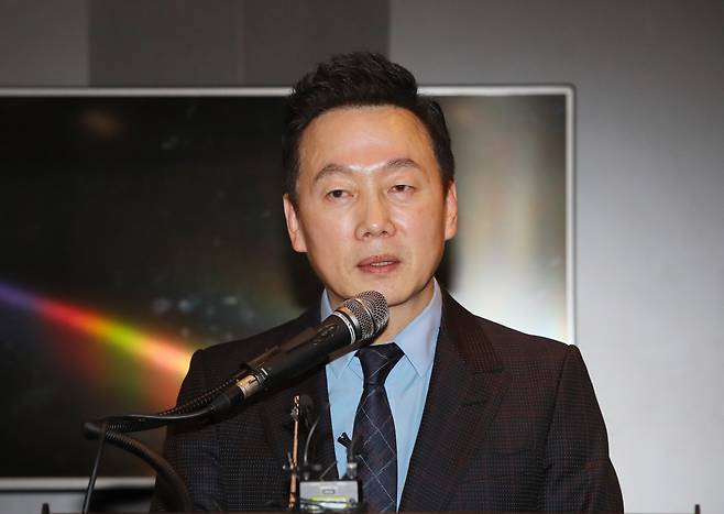 17대 국회의원 출신 정봉주 민주당 교육연수원장. 정 원장은 최근 경선을 거쳐 민주당 서울 강북구을 후보로 정해졌으나 과거 ‘목발 경품’ 발언 및 이와 관련한 당사자 사과 여부 논란과 관련해 당이 14일 후보 재추천 절차를 거치기로 하면서 4·10 총선 출마가 불발됐다. [연합]