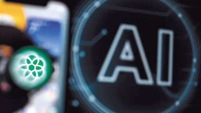 2023년 11월 23일 독일 서부 프랑크푸르트 암 마인에서 스마트폰 화면에 오픈 AI가 개발한 챗GPT 애플리케이션의 로고(왼쪽)와 노트북 화면에 ''AI''라는 글자가 표시돼 있다. [AFP]
