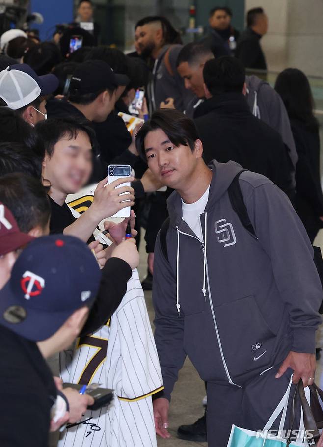 [인천공항=뉴시스] 김진아 기자 = 미국 메이저리그(MLB) '월드투어 서울 시리즈'에 출전하는 샌디에이고 파드리스 고우석이 15일 새벽 인천국제공항 제1여객터미널을 통해 입국, 팬들과 사진을 찍고 있다. 2024.03.15. bluesoda@newsis.com