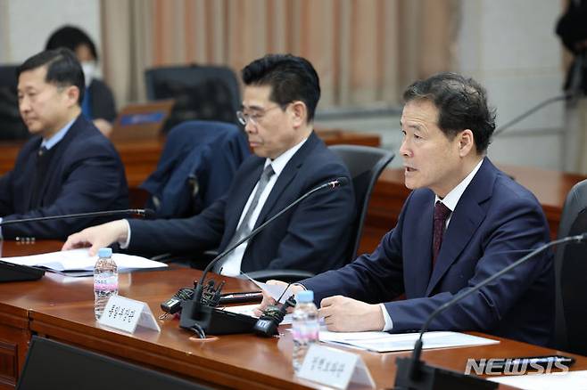 [서울=뉴시스] 고승민 기자 = 김영호 통일부 장관(사진 오른쪽)이 12일 서울 통일부 남북관계관리단에서 열린 북한인권증진위원회 1차 전체회의에서 인사말을 하고 있다. 2024.03.15. kkssmm99@newsis.com