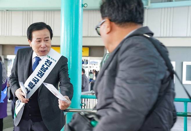 [목포=뉴시스] 설명절 귀성객을 대상으로 의과대학 유치 홍보에 나선 박홍률 목포시장. (사진=목포시 제공) 2024.03.15. photo@newsis.com *재판매 및 DB 금지