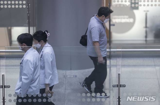 [서울=뉴시스] 정병혁 기자 = 지난 14일 서울시내 대학병원에서 의료진이 이동하고 있는 모습. 2024.03.14. jhope@newsis.com