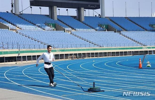 [인천=뉴시스]김주희 기자=우상혁이 15일 인천 문학경기장에서 공개훈련을 하고 있다. 2024.03.15.