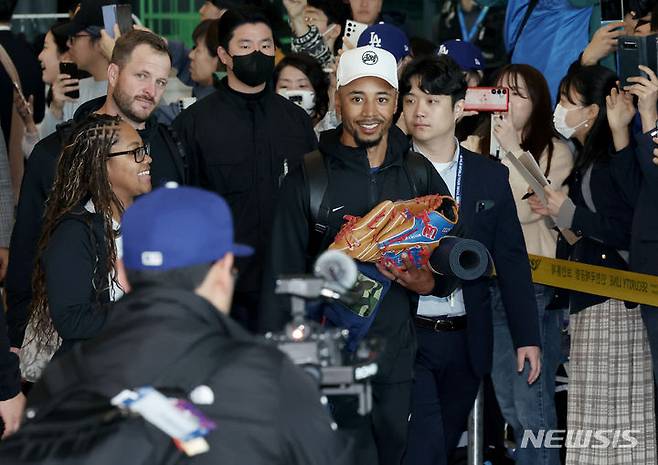 [인천공항=뉴시스] 김진아 기자 = 미국 메이저리그(MLB) '월드투어 서울 시리즈'에 출전하는 LA 다저스 무키 베츠가 15일 오후 인천국제공항 제1여객터미널을 통해 입국하고 있다. 2024.03.15. bluesoda@newsis.com