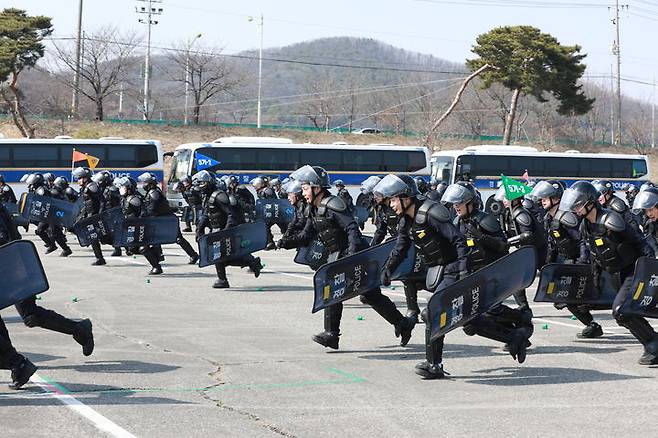 [용인=뉴시스] 경기남부경찰청이 15일 오후 용인 에버랜드 주차장에서 '2024년 상반기 경찰관기동대 집중훈련 성과보고대회'를 진행했다. (사진=경기남부청 제공) 2024.03.15. photo@newsis.com *재판매 및 DB 금지