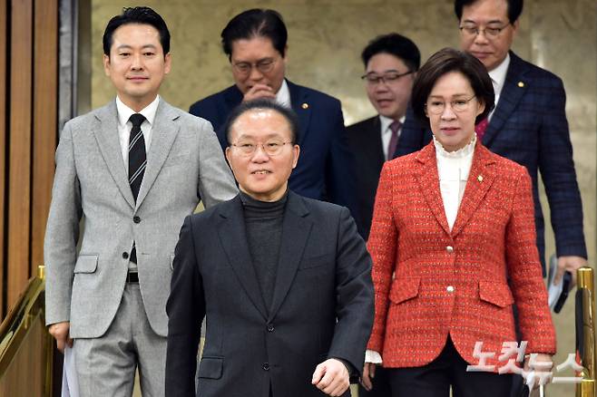 국민의힘 윤재옥 원내대표가 15일 서울 여의도 국회에서 열린 원내대책회의에 참석하고 있다. 윤창원 기자