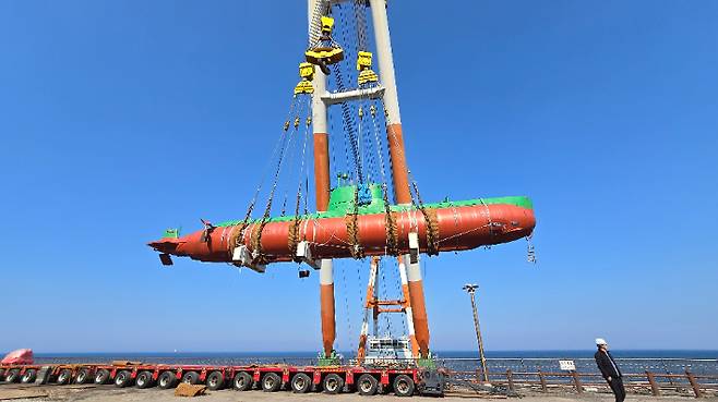 강릉 통일공원에 전시하던 북한 잠수함을 이전하는 모습. 강릉시 제공