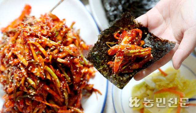 제철 웅어는 회나 구이로 먹는 게 가장 맛있다. 충남 논산시 강경읍에 있는 황산옥에서 웅어회를 주문하면 김이 함께 나오는데 상추·깻잎에 싸 먹는 것보다 훨씬 고소한 풍미를 느낄 수 있다. 논산=백승철 프리랜서기자