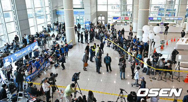 [OSEN=인천공항, 박준형 기자]수많은 팬들과 취재진들이 LA다저스 선수단을 기다리고 있다. 2024.03.15 / soul1014@osen.co.kr