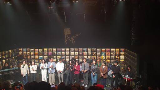 14일 서울 대학로 소극장 학전에서 열린 ‘학전, 어게인 콘서트’&nbsp;마지막 공연에서 출연진이 무대에 나와 학전과의 인연 등 소감을 밝히고 있다. 연합뉴스