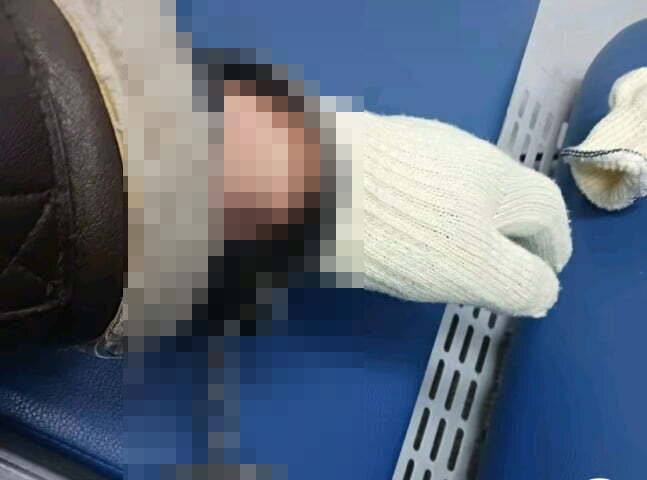 서울의 한 지구대에서 소란을 피우다 수갑을 찬 A씨의 모습. A씨 틱톡 캡처&nbsp;