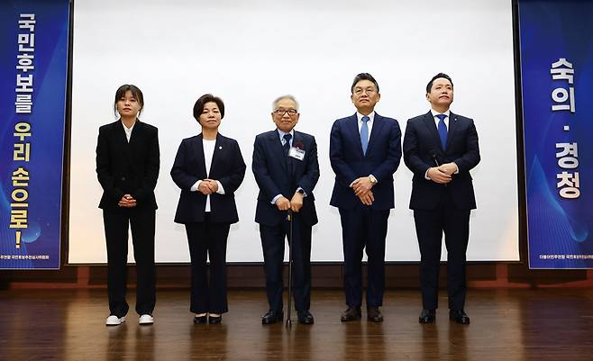 왼쪽부터 전지예 금융정의연대 운영위원, 정영이 전국농민회총연맹 구례군농민회장, 김상근 더불어민주연합 국민후보 추천심사위원장, 김윤 서울대 의대 교수, 임태훈 군인권센터 소장. 사진은 3월10일 후보 선출 발표 당시 모습 ⓒ뉴시스