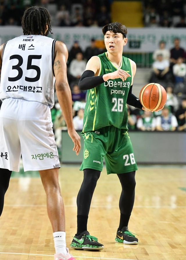 경기에 집중하는 강상재(오른쪽). /사진=KBL 제공