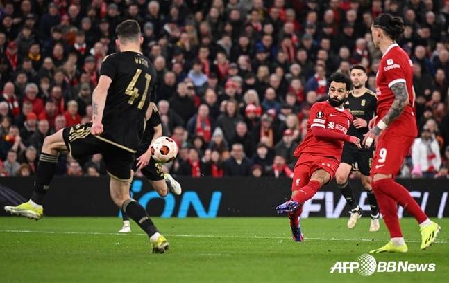 모하메드 살라(오른쪽 두 번째)가 15일 오전 5시(한국시간) 영국 리버풀의 안필드에서 열린 '2023~2024시즌 유럽축구연맹(UEFA) 유로파리그(UEL)' 16강 2차전 리버풀 대 스파르타 프라하의 경기에서 슈팅을 시도하고 있다. /AFPBBNews=뉴스1