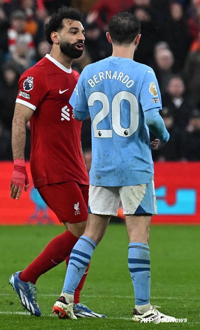 모하메드 살라(왼쪽) 베르나르두 실바가 경기 중 언쟁을 벌이고 있다. /AFPBBNews=뉴스1