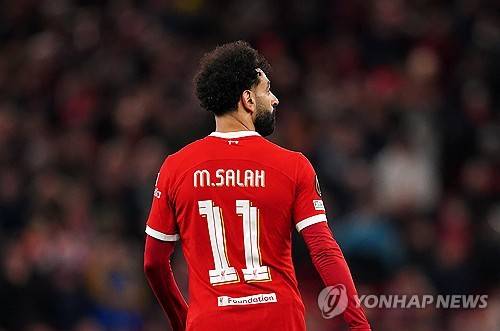 리버풀은 15일 영국 리버풀에 위치한 안필드에서 열린 스파르타 프라하와의 2023-24시즌 유럽축구연맹 유로파리그 16강 2차전에서 6 대 1 대승을 거두며 8강 진출에 성공했다. 이날 모하메드 살라는 1골 3도움을 기록하며 대승에 일조했다. 또 지난 2017년부터 리버풀에서 뛰기 시작한 살라는 올시즌 공격포인트를 20골 13도움으로 늘리며 리버풀 구단 최초로 7시즌 연속 20골 이상 득점한 선수로 등극했다. 연합뉴스