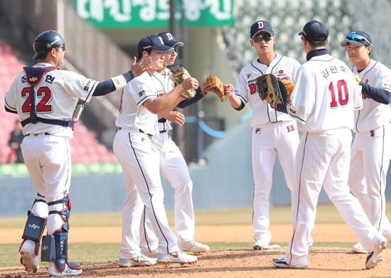 두산 베어스가 3월 15일 KIA 타이거즈를 꺾고 시범경기 5연승을 질주했다. 선발투수 최원준의 5이닝 1실점 호투, 내야수 전민재의 결승 솔로 홈런이 빛났다. 사진 두산 베어스 제공