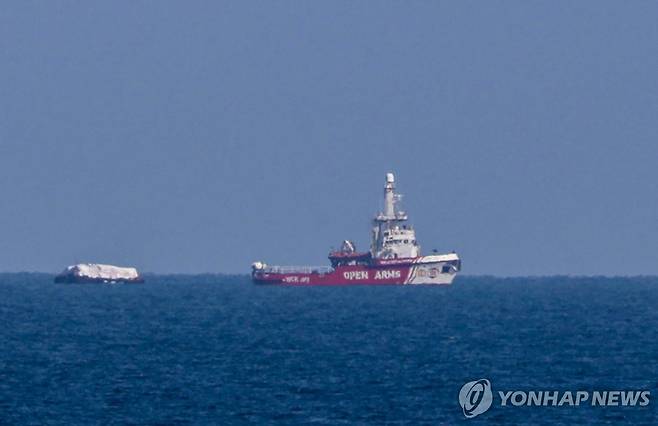 15일(현지시간) 가자지구 앞 해안에 모습 드러낸 구호물자 수송선 '오픈 암스'호 [EP 연합뉴스 자료사진. 재판매 및 DB 금지]